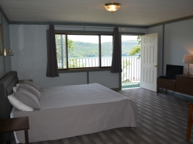 Cottage 2 - king bedroom 1